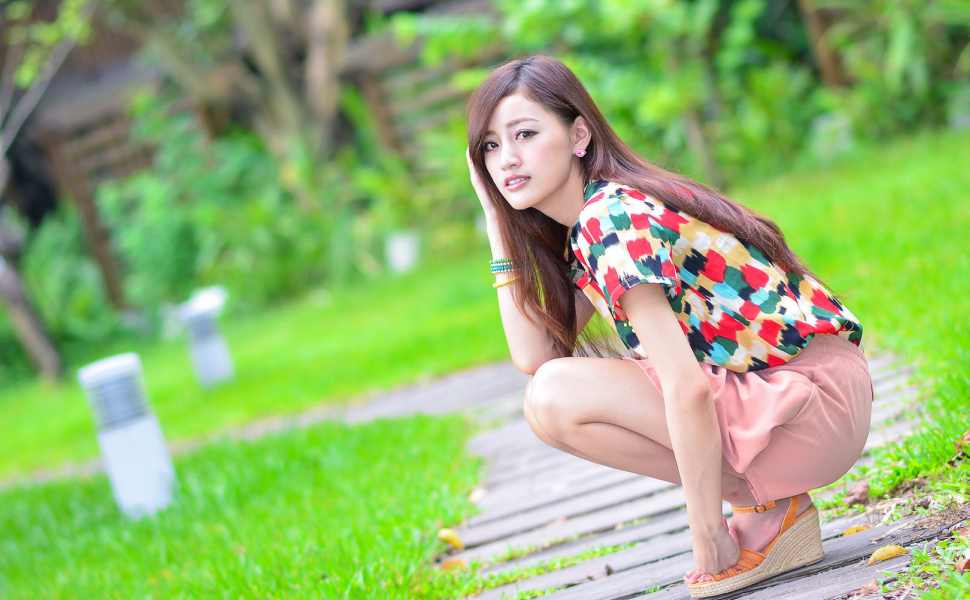 天津抖音网红Aying再曝私密视频，与男友亲密画面流出引热议