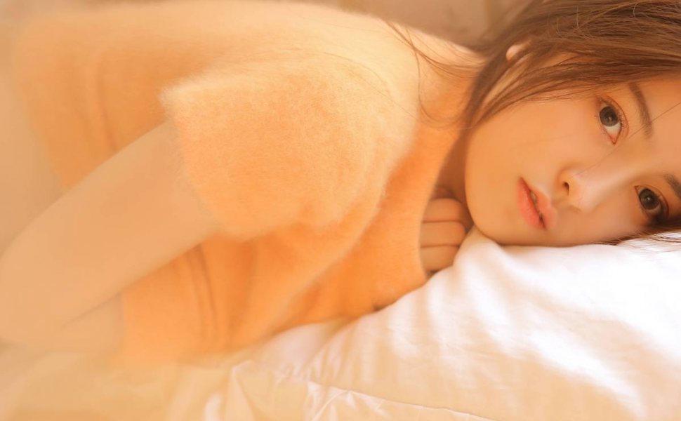 姐弟趁父母不在演夫妻过家家，清纯姐姐秒变狂野，主动求无套内射太辣眼